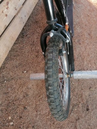 Patinete todoterreno con ruedas grandes