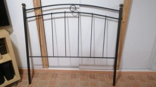 Cabecero de forja negro y dorado para cama de 135.