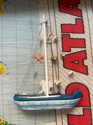 Figura decorativa di barca con conchiglie e tartaruga