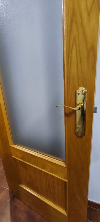 Puerta interior de madera con y sin cristal