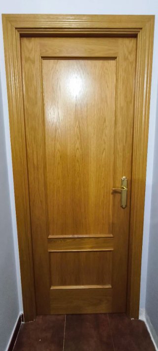 Puerta interior de madera con y sin cristal
