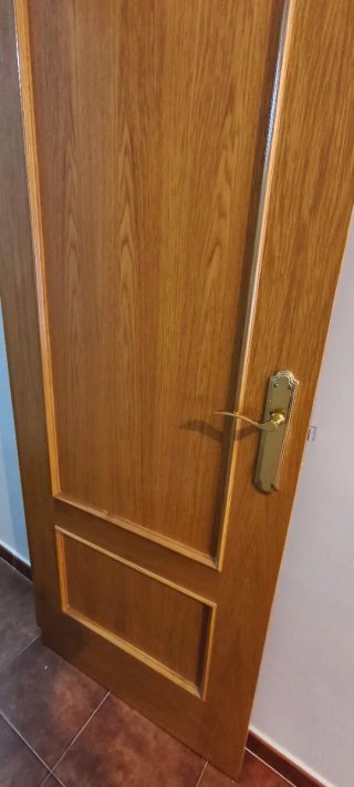 Puerta interior de madera con y sin cristal