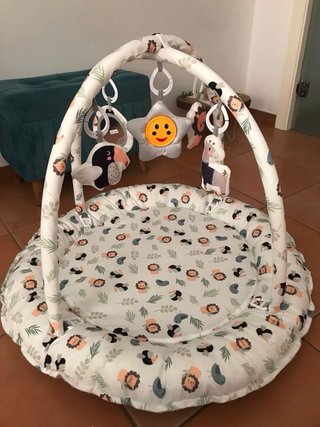 Gimnasio para bebé con arco