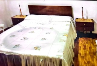 Cama doble con colchón y 2 mesitas
