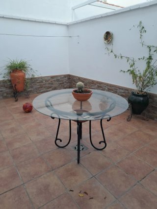 Tavolo rotondo in ferro battuto e vetro