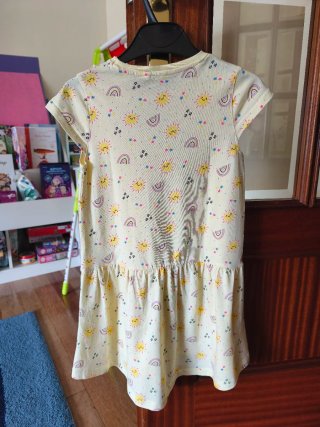 Vestido amarillo con estampado de soles y arcoíris