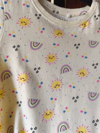Vestido amarillo con estampado de soles y arcoíris