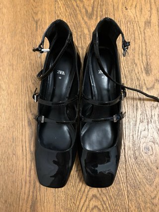 Zapatos charol negros tacón bajo