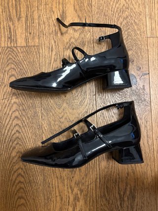 Zapatos charol negros tacón bajo