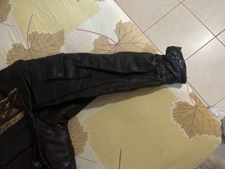 Cazadora de cuero estilo moto