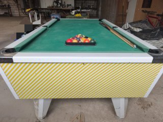 Mesa de billar con tacos y bolas