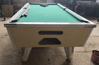 Mesa de billar con tacos y bolas