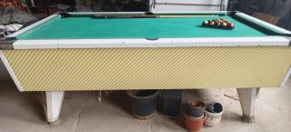 Mesa de billar con tacos y bolas