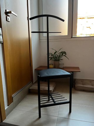 Perchero silla con asiento tapizado