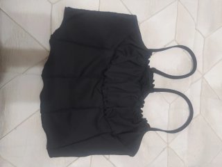 Top corto negro con tirantes