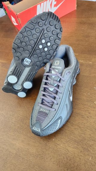 Nike Shox R4 Negro/Gris