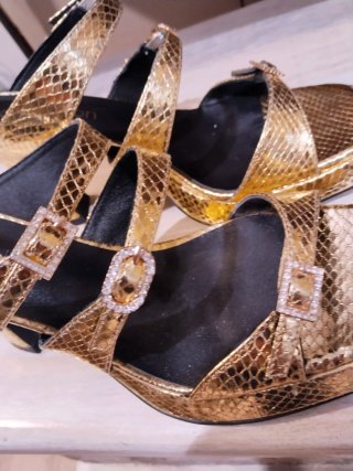 Sandalias doradas Noa Harmon