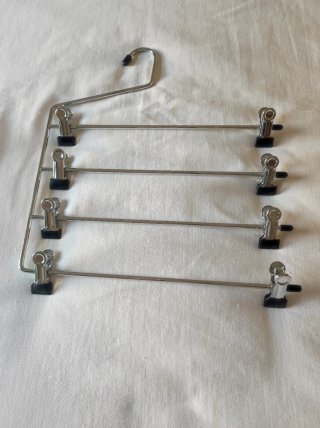 Percha de metal plateado