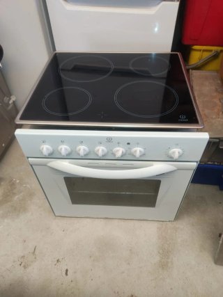 Horno con placa vitrocerámica Indesit