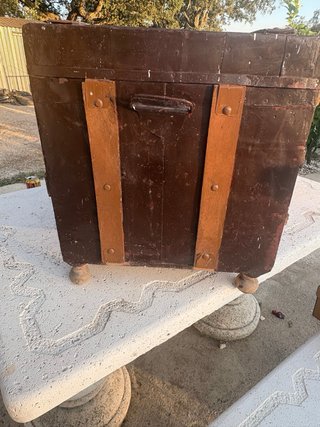 Baúl antiguo madera y metal