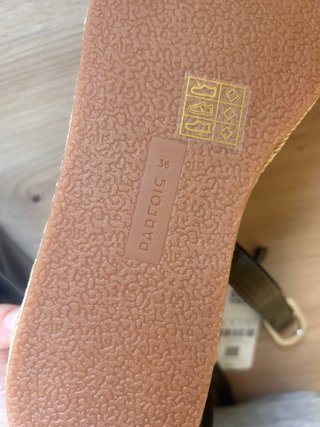 Sandalias kaki con cuña de esparto
