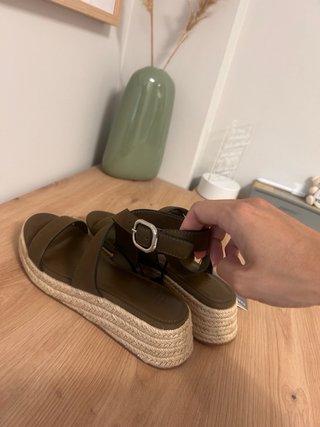 Sandalias kaki con cuña de esparto