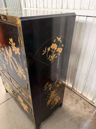 Cómoda oriental antigua pintado a mano
