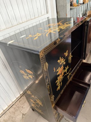 Cómoda oriental antigua pintado a mano