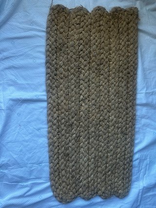 Alfombra trenzada de yute /mimbre .