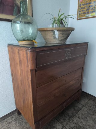 Cómoda antigua de cerezo
