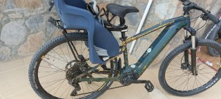 Bicicleta eléctrica Yamaha con silla para niños