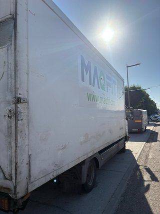 Mercedes atego 915 con trampilla elevadora