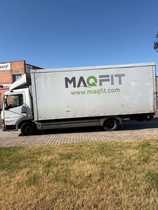 Mercedes atego 915 con trampilla elevadora