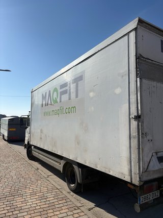Mercedes atego 915 con trampilla elevadora