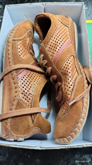 Zapatos de ante y piel marrones