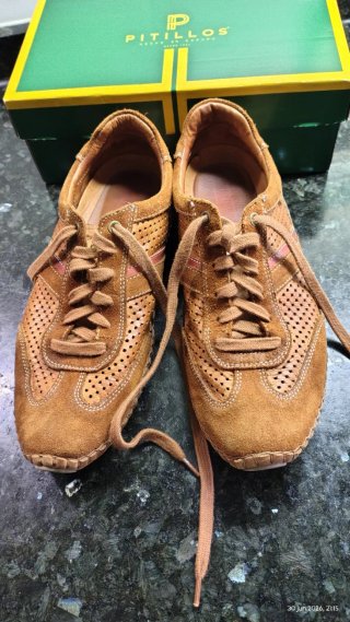 Zapatos de ante y piel marrones