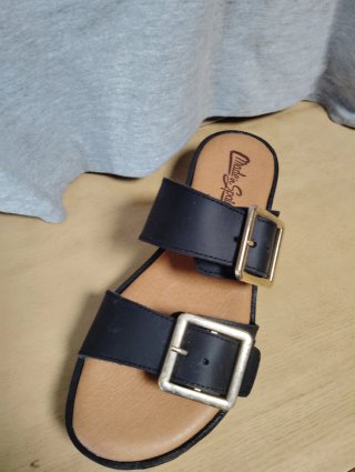 Sandalias de piel con hebillas doradas