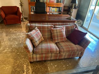 Muebles de piso: Sofás, mesas, librerías