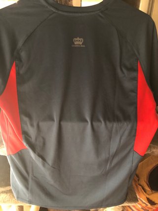 Camiseta azul Joma Militar con el emblema GR