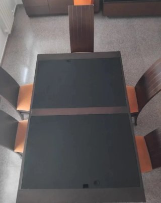 Sillas y mesa de comedor de madera y tapizadas