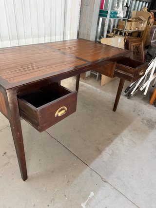 Escritorio de bambú y madera