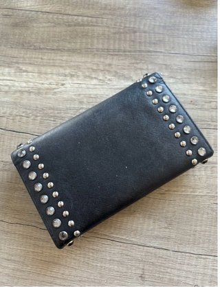 Cartera Prada con tachuelas y cristales