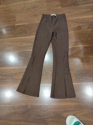 Pantalones marrones acampanados con abertura
