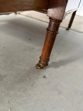 Mesita auxiliar antigua de madera