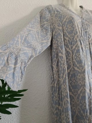 Vestido largo estampado beige y azul