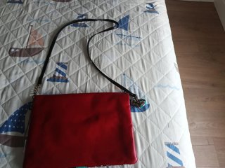 Bolso de mano estampado y rojo