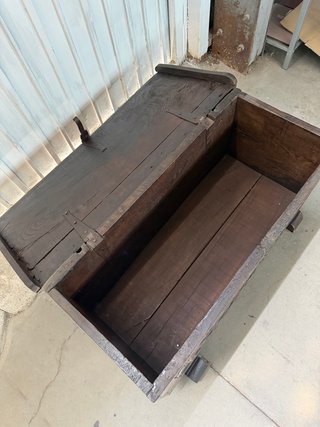 Baúl antiguo de madera tallada