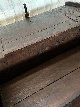 Baúl antiguo de madera tallada