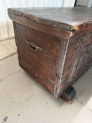 Baúl antiguo de madera tallada