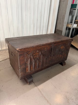 Baúl antiguo de madera tallada
